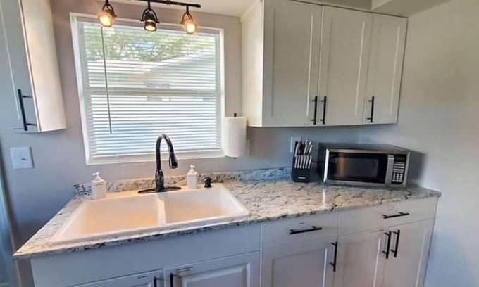 Largo Cottage | Cheerful 2-bedroom cottage near the beach