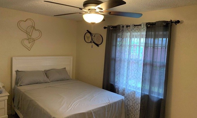 Miramar House | Cheerful 2-bedroom residential home