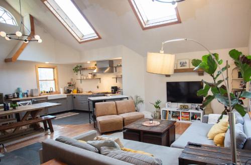 East Jewett House | Cheerful 3-bedroom cabin with mountain view