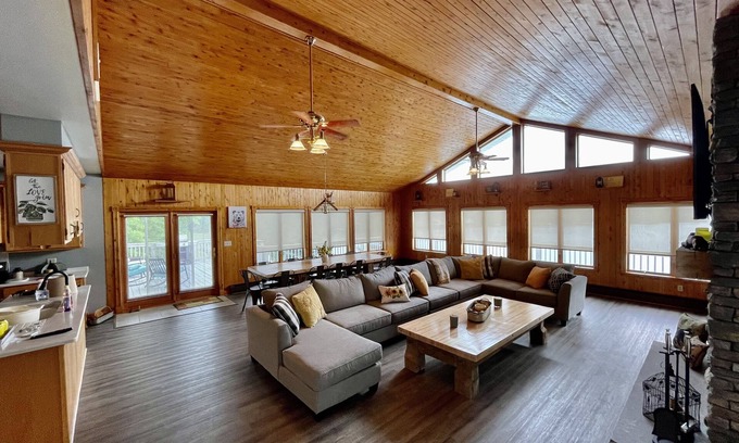 Town of Fowler House | Cheerful 3-Bedroom Lake House