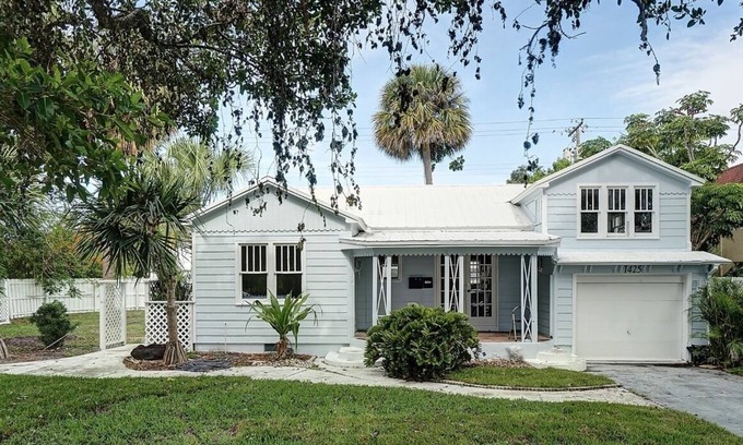 South Palm Park Neighborhood Association House | Cheerful 4 Bedroom Bungalow in Lakeworth