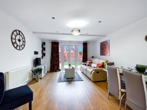 Reading House | Cheerful 5-BDR/3-BATH House w/Free Parking