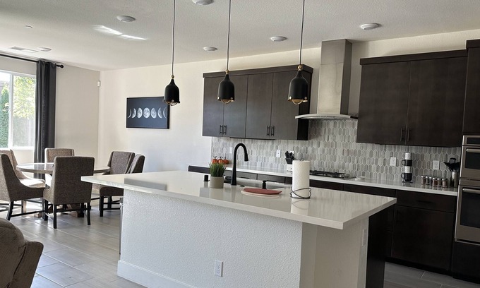 Lodi House | Cheerful & cozy 4 bedroom and 3.5 bath home.