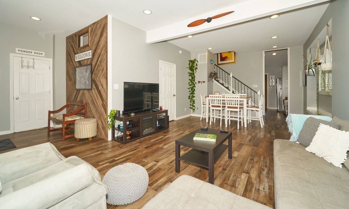 Near Northside House | Cheerful, Cozy, and Close to Everything. No Cleaning Fees.