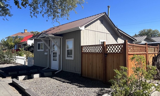 Montrose House | Cheerful historic Townsend Park bungalow in the heart of downtown!n