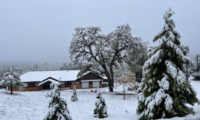 Oakhurst House | Cheerful Home with Spa near Yosemite & Bass Lake