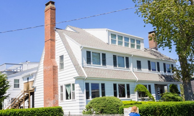 Commercial Street Condo | Cheerful, renovated condo with private beach and parking