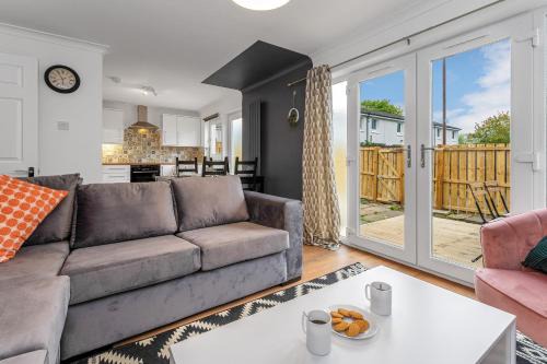 Livingston House | Cheerful Stays - Livingston - 4 Bedroom 3 Bath home