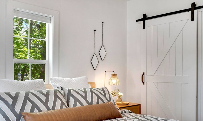 Windsor House | Cheerful & Stylish Great beds near Windsor Lake