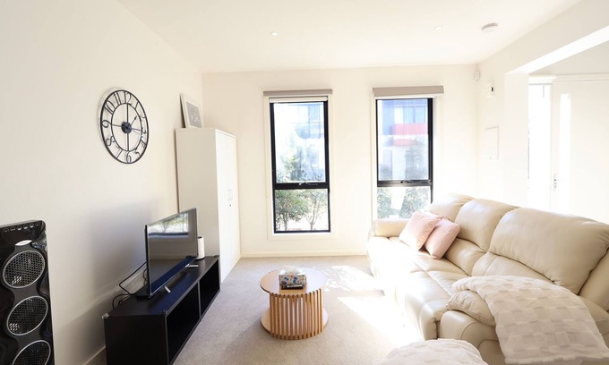 Cheltenham House | Cheltenham Southland Family Retreat Entire 3BR, Southland Family Retreat Entire 3BR 2.5 Bath modern