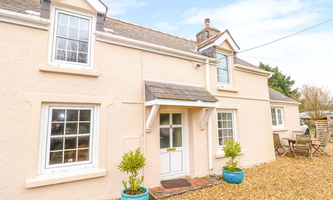Milton Cottage | CHERITON VILLA, pet friendly, character holiday cottage in Tenby