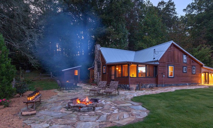 Dial Cabin | Cherokee Sunrise~Rustic Modern Farmhouse~Large Pond to Fish~Outdoor Living Area