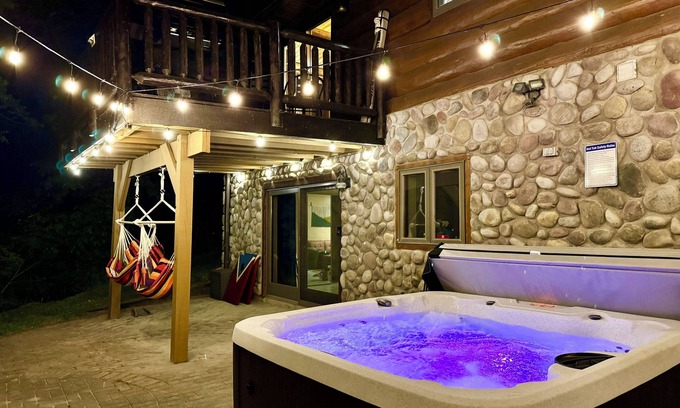 Cherry Valley Cabin | Cherry Valley Cabin: Hot Tub+Sauna+Scenic Riverfront