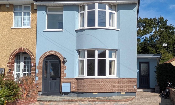 Hanham House | Cherry View House 3 Bed Garden Parking sleeps 8