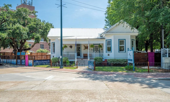 Downtown House | Chez La Fête - Guesthouse & Backyard