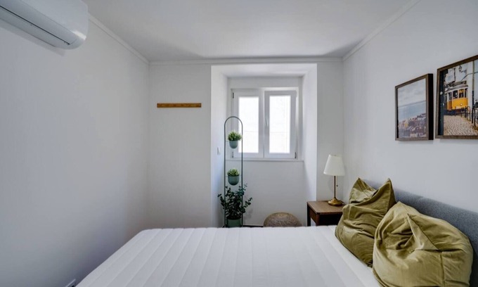 Sacramento Apartment | Chiado Charm: Central Refuge