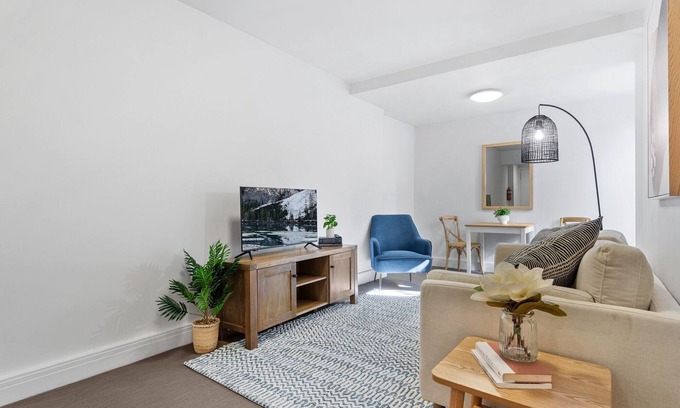 South Yarra Apartment | Chic 1-Bed Apartment Steps From Shopping Street