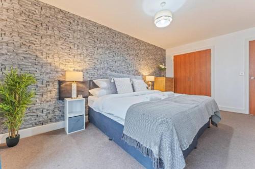 Theatreland Birmingham Apartment | Chic 1-Bed Apartment with Balcony, Family-Friendly, Free Parking and WiFi, Accommodates 3