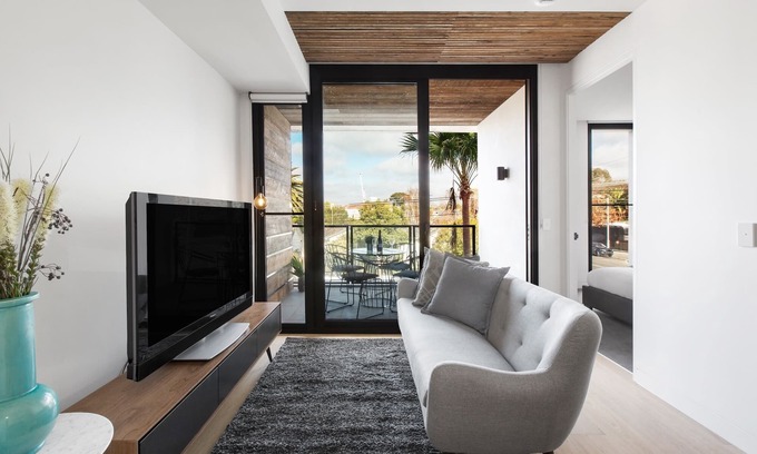 Malvern Apartment | Chic 1-Bed with a Sleek Balcony near Shops