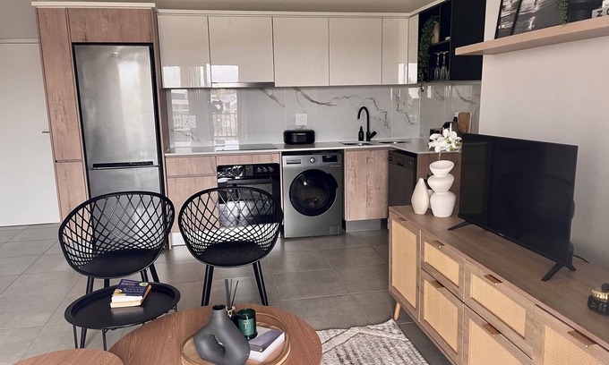 Greater Johannesburg Metropolitan Area Apartment | Chic 1-bedroom apartment in welcoming Midrand with fitness room, WiFi
