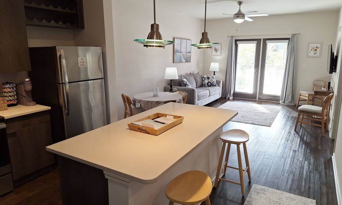 Madison Apartment | Chic 1-bedroom apartment with fitness room and swimming pool at Town Madison.