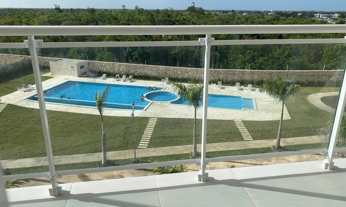 Veron Condo | Chic 1-bedroom condo Pool, Balcony & Tropical Vibes.