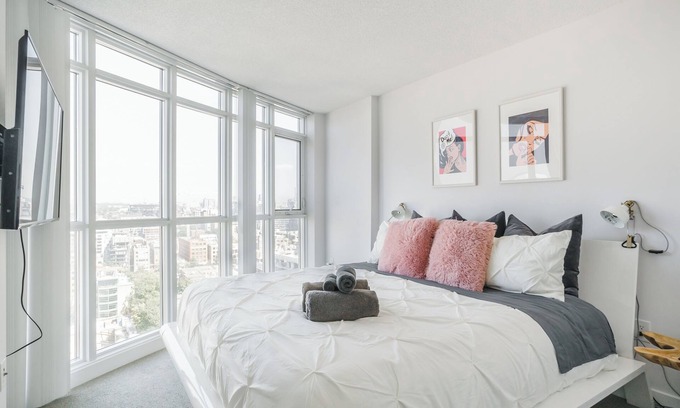 Fort York Hotel | Chic 1-bedroom+Sofabed W/1Bath parking, walk to CN Tower
