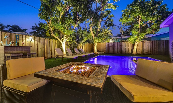 Palm Beach - West Palm Beach House | Chic 2-Bed Oasis in Coveted College Park -Dream Retreat with a Mesmerizing Pool!