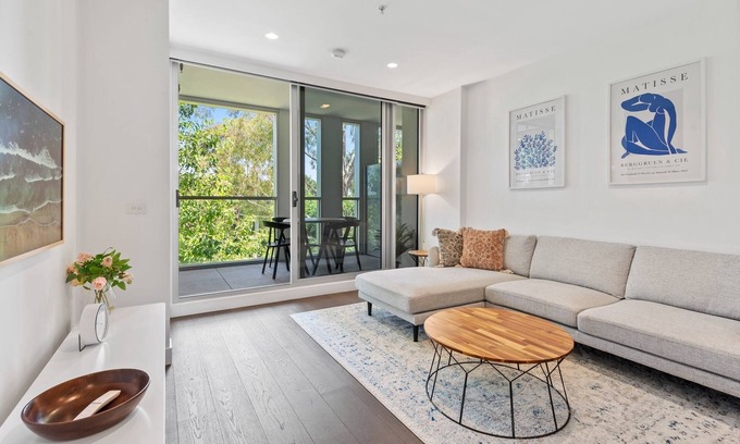 South Yarra Apartment | Chic 2-Bed with Free Parking in South Yarra