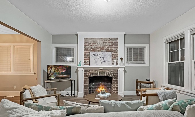 Des Moines House | Chic 2BR Duplex Free Parking near Hospitals