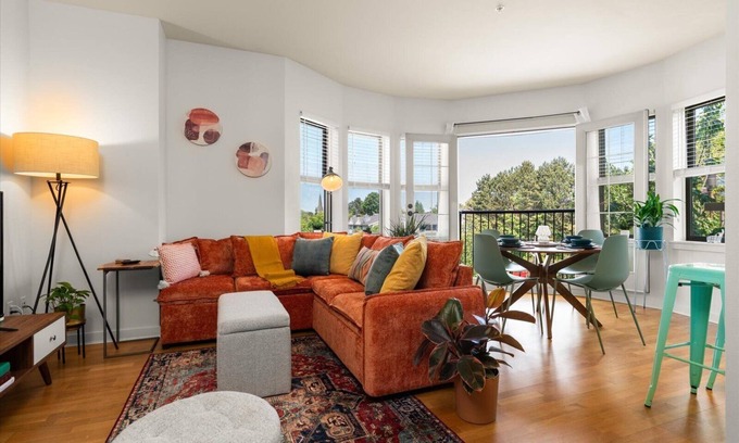 Queen Anne Apartment | Chic 2BR King Beds Huge Patio 95 Walk Score!
