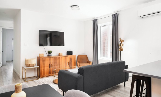 Mile End Apartment | Chic 2BR Retreat in Trendy Mile End | Plateau