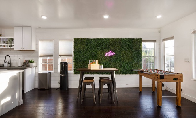 Hawthorne House | Chic 3BR/2BA Oasis + PacMan & Foosball - Sleeps 8 - Minutes to LAX + Beach +SoFi
