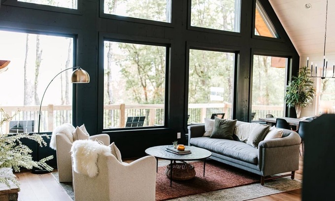 Cherry Log Cabin | Chic 4BR Designer Cabin | Hot Tub Views Fire