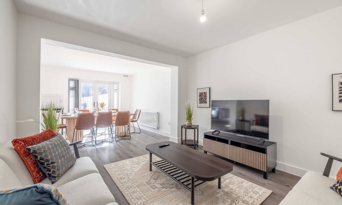 Slough House | Chic and Comfy 4 Bedroom Stay – Baylis Road