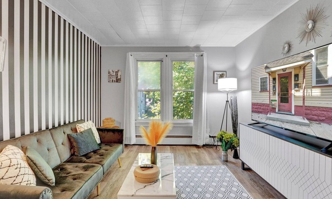 Rochester Apartment | Chic and Comfy apartment centralized in Rochester