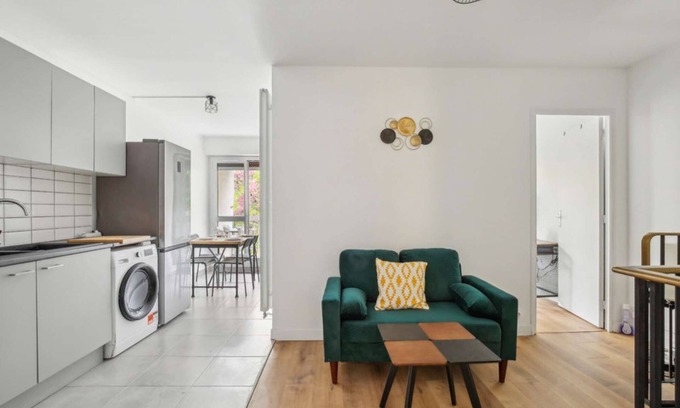 Cergy Apartment | Chic apart with balcony and parking