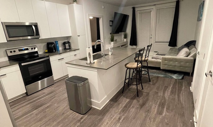 Peoplestown Apartment | Chic Apartment with Workspace in Atlanta – Ideal for Business or Leisure!