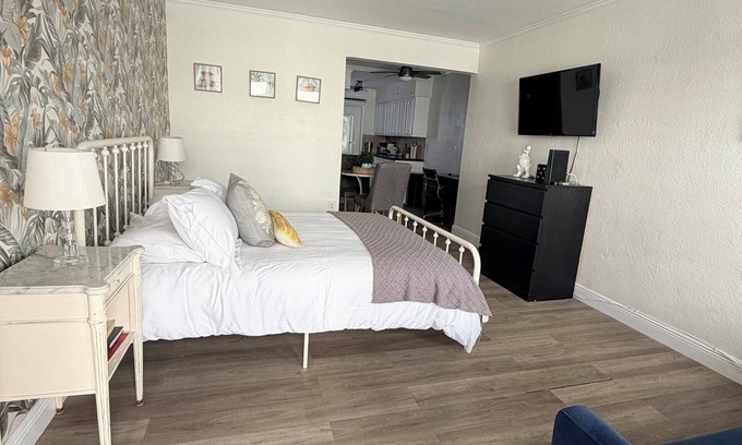 Mid Beach Apartment | Chic Beachside Retreat-Walk to the Ocean