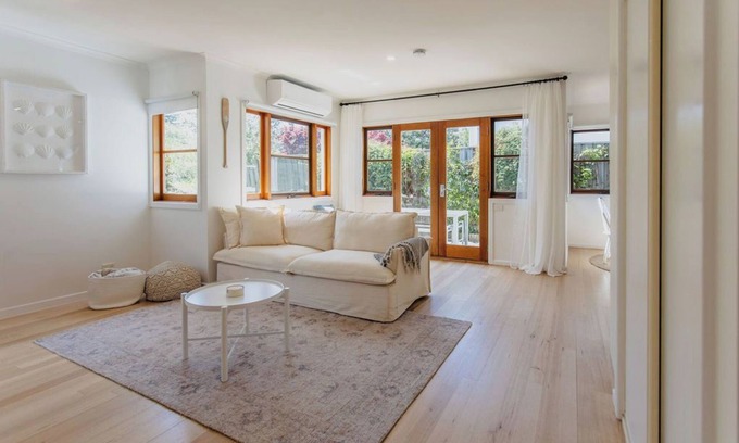 Ocean Grove House | Chic Beachside Stay – Near River, Shops & Cafés