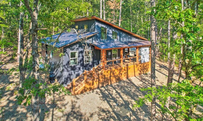 Broken Bow House | Chic Broken Bow Cabin with Hot Tub and Gas Grill!