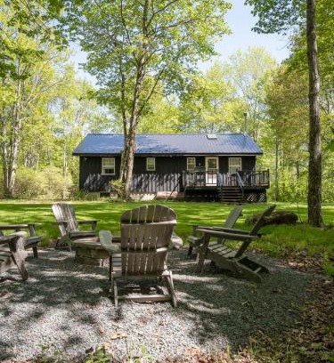 Roscoe House | Chic Cabin with Hot Tub and Fire Pit
