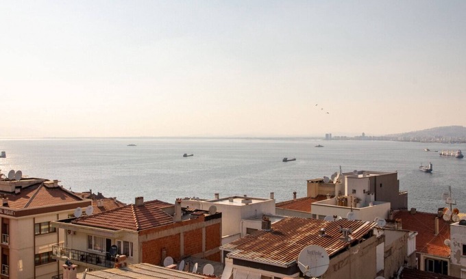 Konak Apartment | Chic, Central Flat w Sea View and Balcony in Konak