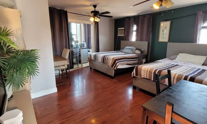 Beverly Hills Apartment | Chic Centrally Located Loft: Relax in the Heart of Pico/Robertson
