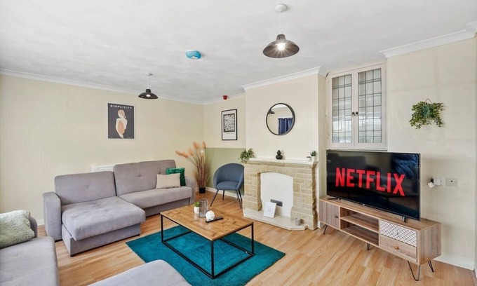 Littleover House | Chic Derbyshire Escape with Games Room – Sleeps 12