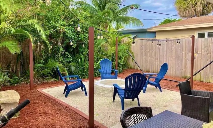 Sunshine Park Villa | Chic Downtown Vacation Home -Location Location!