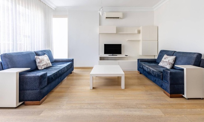 Moda Apartment | Chic Flat w Balcony 5 min to Moda Coast