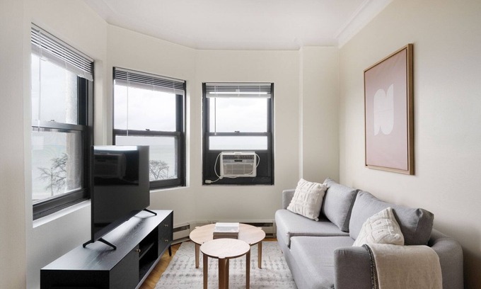 Gold Coast Apartment | Chic Gold Coast Studio w/Doorman & Gym, 2 blocks to L, by Blueground
