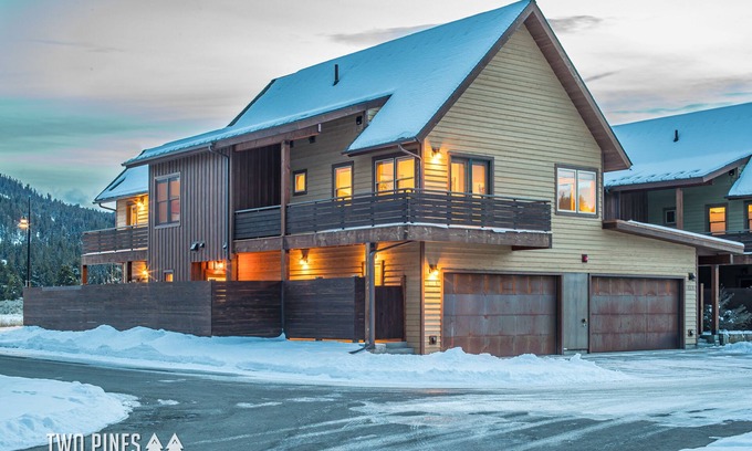 Big Sky House | Chic Home Close to Town Center! Hot Tub! 5 Min Walk to Shuttle! 15 Min Drive to