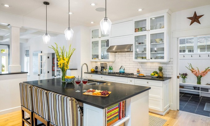 Newlands House | Chic Home with Stunning Patio, 5-min drive to Downtown